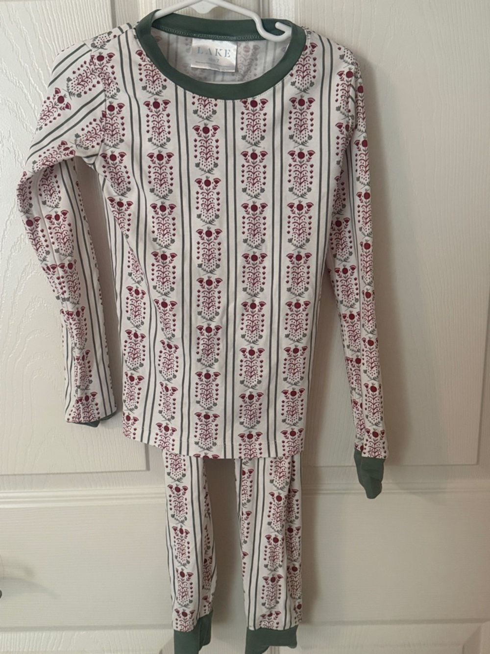 Lake Kids Unisex Long-Sleeve Pajama Set in Cream with Red Floral Print - Size 7